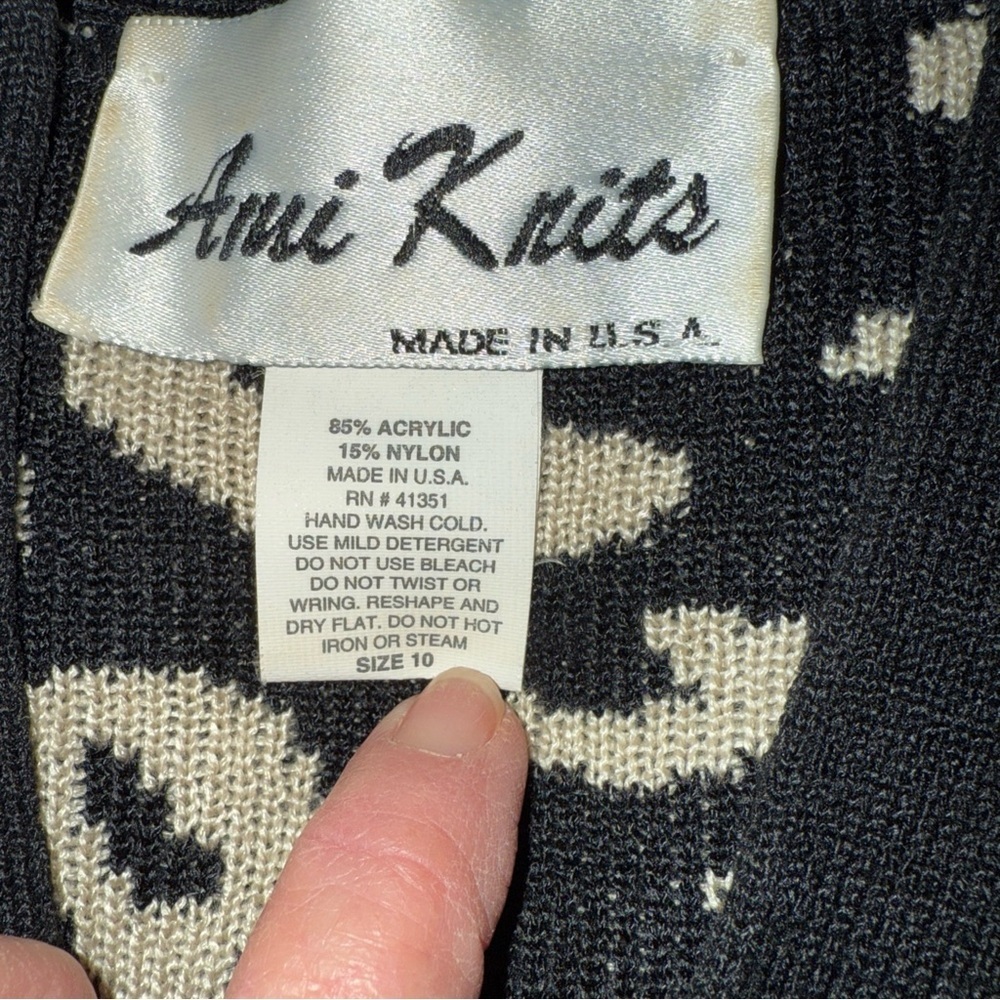 Stylish Animal Print Cardigan with Black Accents - Picture 2 of 5